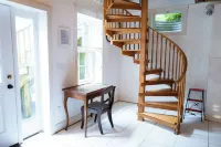 New to VRBO! 2/1 Mid Island Apartment, Sleeps 5