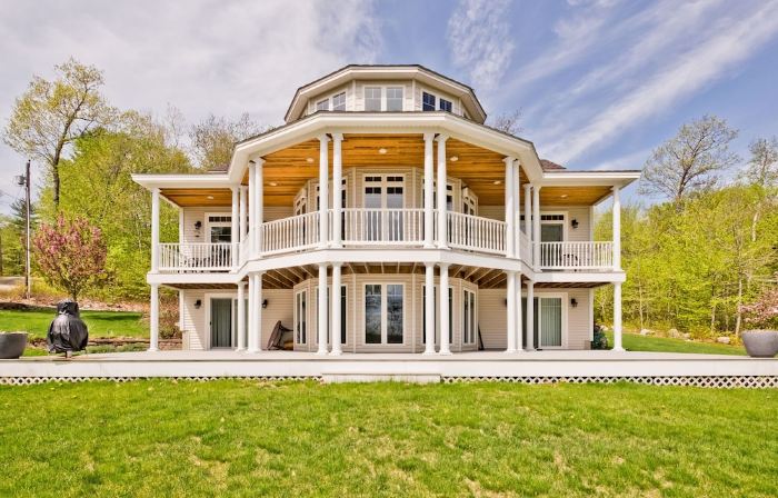 Njoy Luxury - MUST experience this exclusive and stunning lakeview home