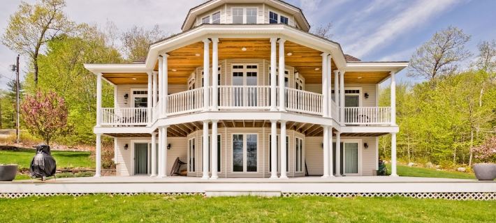 Njoy Luxury - MUST experience this exclusive and stunning lakeview home ブリッジトンのホテル
