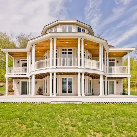 Njoy Luxury - MUST experience this exclusive and stunning lakeview home