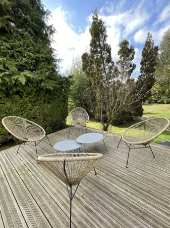 Close to the city centre. Private top floor surrounded by a spacious garden Отели в г. Понтиви