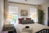 Athens Luxury - King Master ~ 3Bdrm Home ~ 1 mile to Downtown ~ Minutes to UGA Hotels in Athens