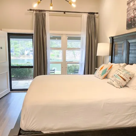 Lakefront Condo Historic Flat Rock at Mill House Lodge Sleeps 2 Newly Renovated