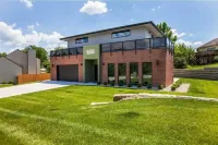Modern Smart Home with Gym Membership & Jacuzzi Tub Hotel in zona Thompson Hall
