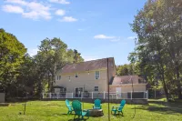 Luxury in Poconos - 3BR 3BA - Family and Pet friendly-Hot tub-Game Room-Firepit!