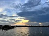 Boaty McBeach House: A Short Walk to Beach, Waterfront Sunsets & Restaurants!