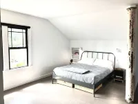 Sparkling Clean, Chemical Free Ultra-Modern Bay View Loft. Superb Location. Hotel a Ruston