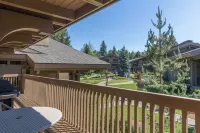 Sun Valley retreat at Lodge II Condos with garage and Resort Amenities