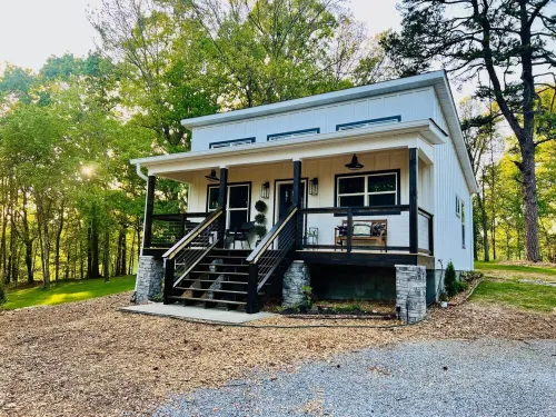 Beautiful and Private Modern Cottage on 20 Acre Flower Farm!