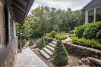 Luxury Mountain Retreat- Main House w/ 2 Guest Houses in Highlands, NC! Các khách sạn gần Sunrise Rock by Highlands-Cashiers Land Trust