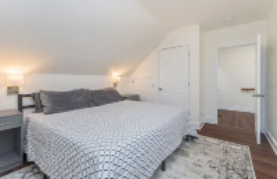 Beautiful Renovated Townhome w/parking