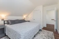 Beautiful Renovated Townhome w/parking
