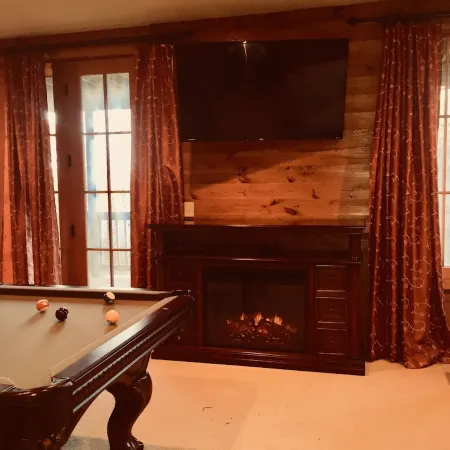 Wildwood Cabin - Sleeps 14, Mountain Views
