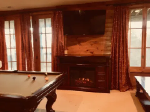 Wildwood Cabin - Sleeps 14, Mountain Views