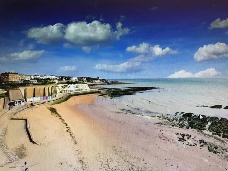 Beachside Mews - Brand Newly Refurbished Apartment By The Beach Отели рядом с достопримечательностью «Залив Вайкинг»