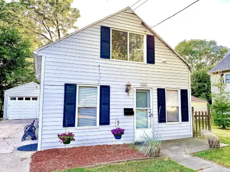 Charming and Cozy Lansing Loft Home Отели рядом с достопримечательностью «Christ Temple Church of Lansing»