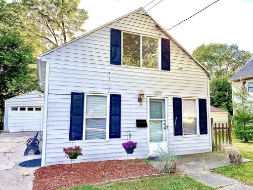 Charming and Cozy Lansing Loft Home