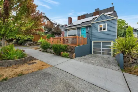 Ballard Birdhouse - 93 Walking Score/Garage/AC Отели рядом с достопримечательностью «Sakya Monastery of Tibetan Buddhism»