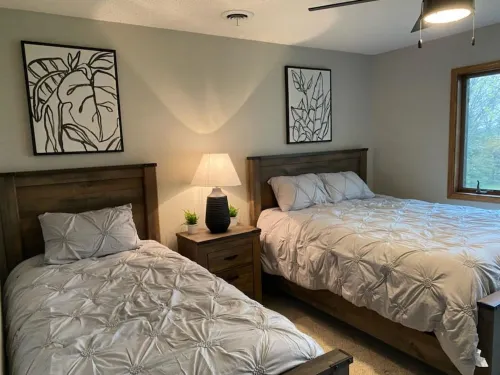 Spacious, modern lake-front vacation home/ scrapbooking/quilting retreat