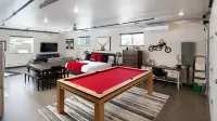 Industrial Retreat Where Recreation Abounds! Dogs OK, Pool Table, BBQ & More! - Wifi