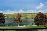 Beautiful apartment on the Seine at Vernon Giverny 1 bedroom + 1 bedroom cabin Hotels in Vernon