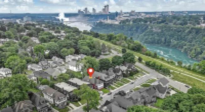 mins to the Niagara Falls with WiFi, AC, Arcade, full kitchen