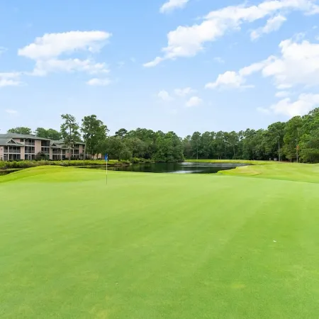 Stylish King + Queen Suites Lake-View End Unit, Golf & Beach Nearby – No Stairs