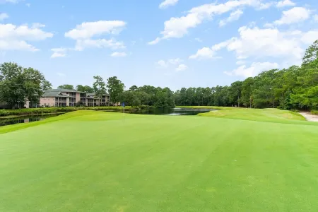 Stylish King + Queen Suites Lake-View End Unit, Golf & Beach Nearby – No Stairs