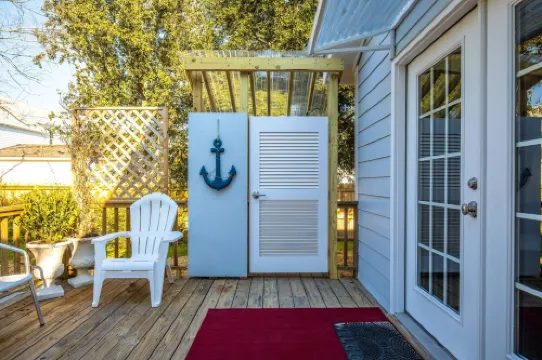 Calm Tide on Ann Street, Mid Century Modern.  Walk to Downtown.   No Pets. Hotels in Beaufort