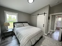 Beautiful and Private Modern Cottage on 20 Acre Flower Farm!