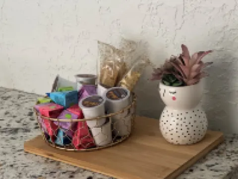 Newly renovated cozy cottage, located in the backyard of my home.