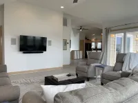 Spacious, Bright, & Airy Home - 100 steps to beach