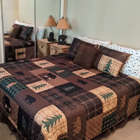 Roomy, cozy forest getaway near lake and village