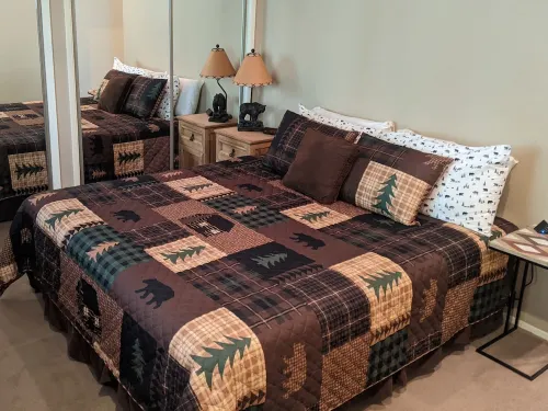 Roomy, cozy forest getaway near lake and village