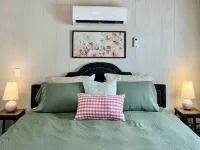 Romantic studio cottage, ride 2 Wolf Pen Gap, king, paved rd, fire pit, private.