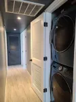 Modern 3BR house next to Airport & Strip! - Bungalows