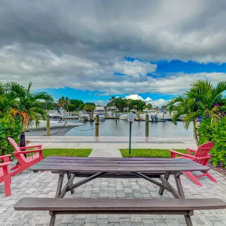 RAMADA SARASOTA CONDO HOTEL#407 Waterfront Balcony, King Bed, Pool, Kitchenette