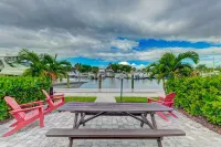 RAMADA SARASOTA CONDO HOTEL#407 Waterfront Balcony, King Bed,  Pool, Kitchenette Hotels in Whitfield