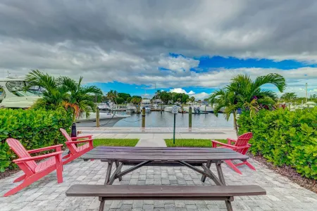 RAMADA SARASOTA CONDO HOTEL#407 Waterfront Balcony, King Bed,  Pool, Kitchenette