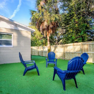 Cozy Home Fenced in Yard, Near Dwntwn&Beaches