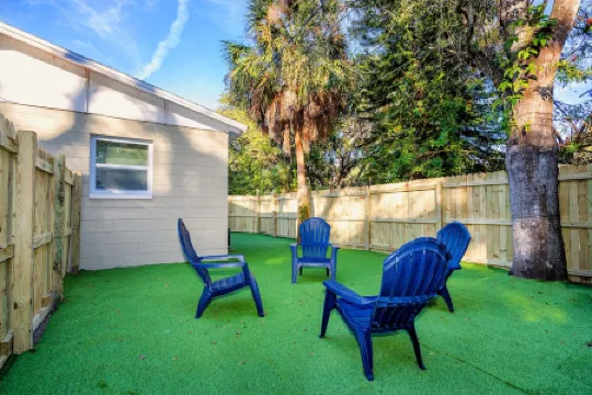 Cozy Home Fenced in Yard, Near Dwntwn&Beaches