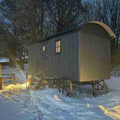 Shepherds Hut with stunning views located on the edge of the peak district Hotel Exterior