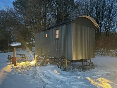 Shepherds Hut with stunning views located on the edge of the peak district Hadfield附近的飯店
