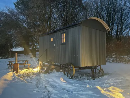 Shepherds Hut with stunning views located on the edge of the peak district Отели в г. Макклсфилд