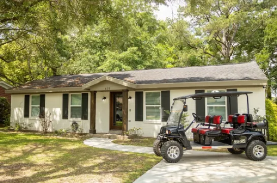 With Golf Cart! 1 Mile Ride to the Beach & Downtown Ocean Springs! Clark Cottage
