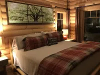 CUSTOM LOG HOME WITH FIREPLACE, FIRE-PIT AND HOT TUB Hotel in zona Jaymar Travel Park