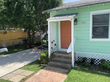 Cute "Little Rose Cottage" is walking distance to downtown Rockport Отели рядом с достопримечательностью «Парк Рокпорт Бич»