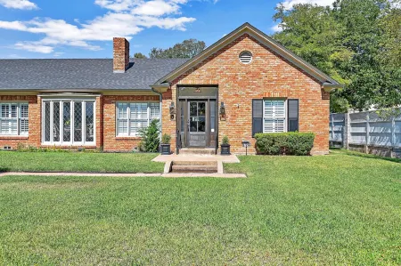 On Austin Ave!!! Completely remodeled and close to Magnolia, Downtown & Baylor.