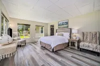 BIRCH COTTAGE - Modern Lake House w/ shared Frontage on Thayer Lake