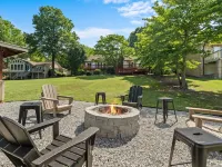 Luxury on the Lake - Waterfront, Private Dock, Kayaks, Paddle Boards, Fire Pit Hotels in Westport